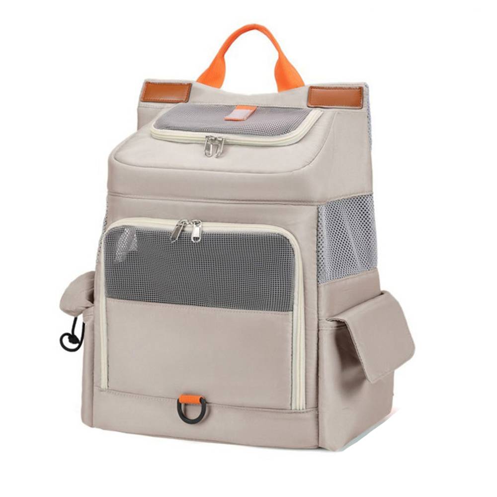Beigefarbiger Haustier-Rucksack mit orangefarbenen Griffen, vorderen und seitlichen Netztaschen und Reißverschlussöffnungen auf weißem Hintergrund.