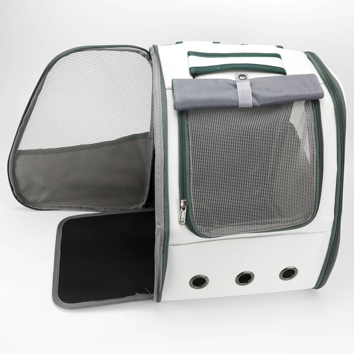 Weiße Haustier-Transporttasche mit Mesh-Fenstern, Reißverschluss-Vordertasche und Belüftungslöchern an den Seiten auf einfachem Hintergrund.