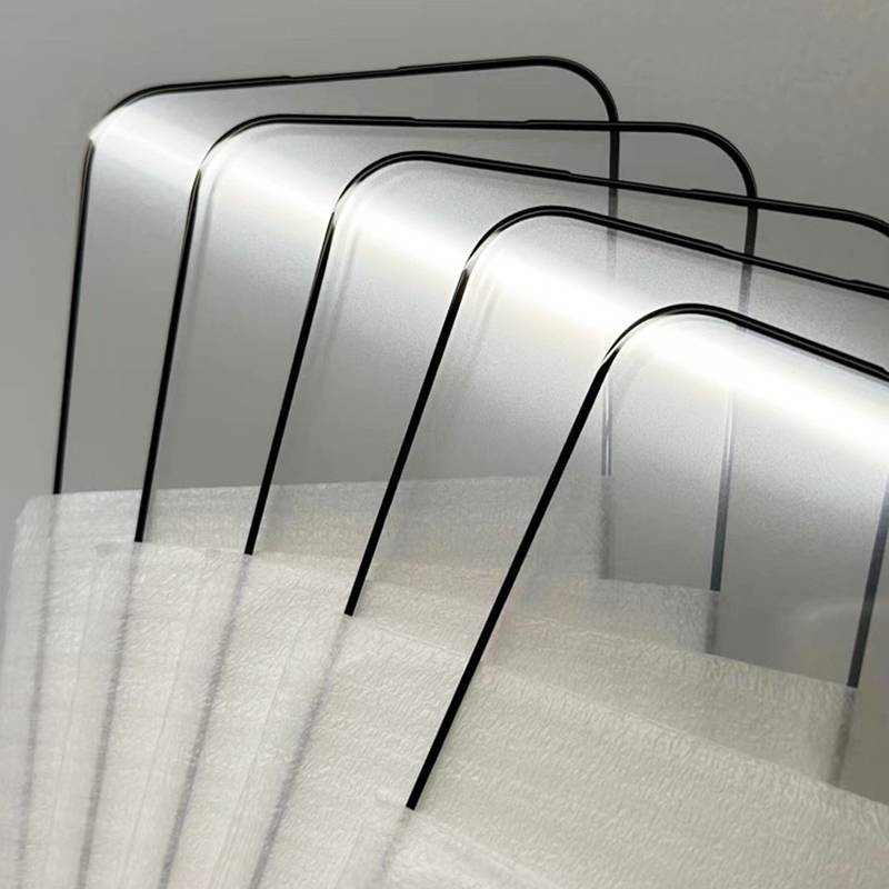 Stapel von durchsichtigen Kunststoffbehältern oder Ausstellungsständern mit schwarzen Rahmen, diagonal auf grauem Hintergrund angeordnet.