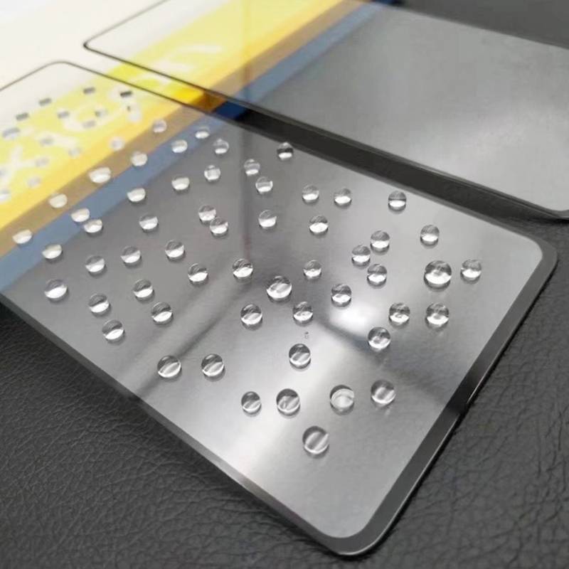 Ein Nahaufnahme eines Smartphone-Displayschutzes, der mit Wassertropfen bedeckt ist und starke Wasserbeständigkeit zeigt.