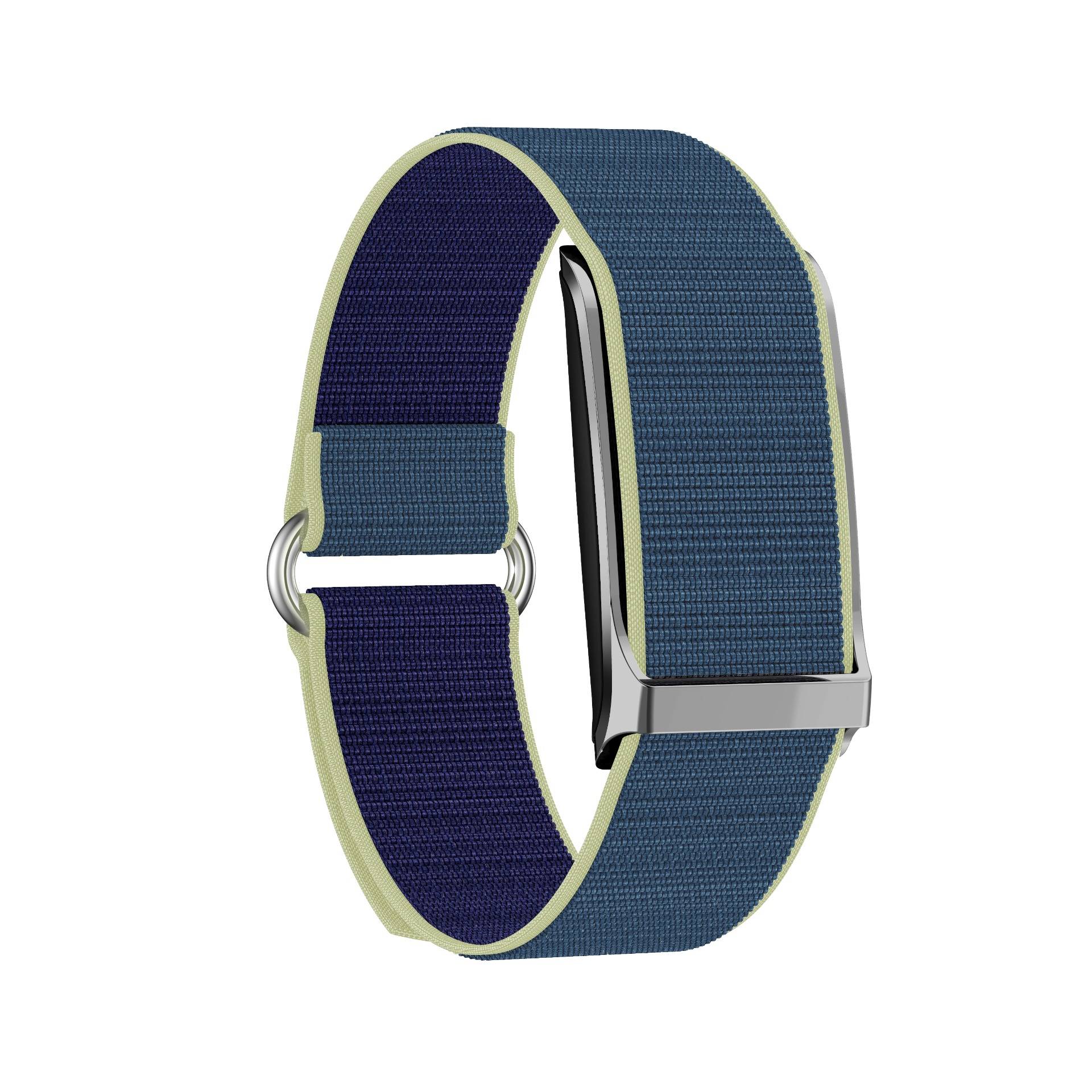Blaubandasarmband und dunkelblaues Stoffarmband mit metallischer Schnalle und Ring, isoliert auf weißem Hintergrund dargestellt.