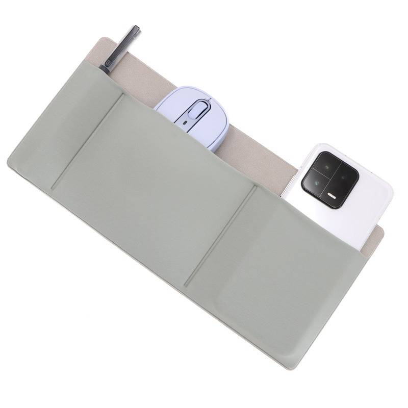 Ein grauer faltbarer Schreibtischorganizer mit Taschen, die einen Stift, eine kabellose Maus und ein Smartphone halten.