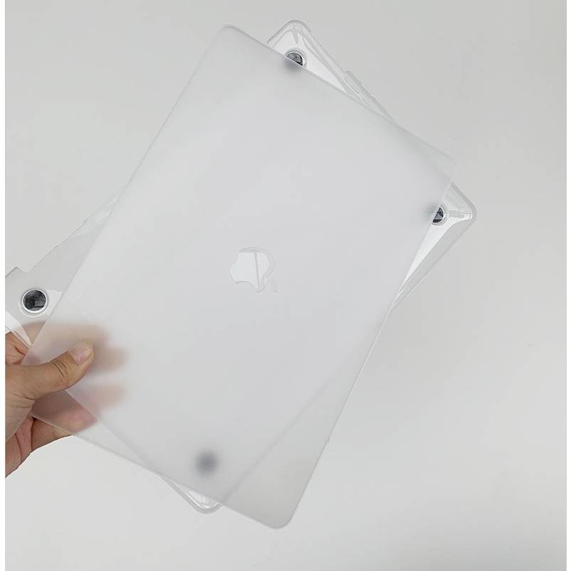 Hand, die ein durchsichtiges weißes iPad-Case mit Apple-Logo hält, das sein schlankes Schutzcover-Design zeigt.