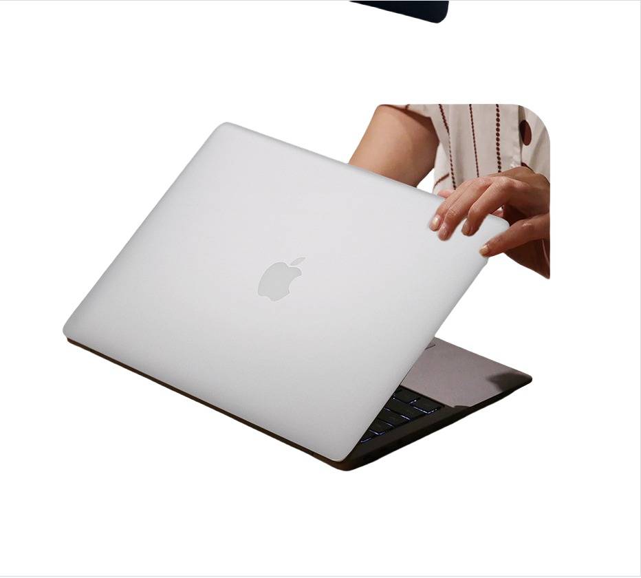 Person öffnet einen silbernen Apple MacBook-Laptop auf weißem Hintergrund.