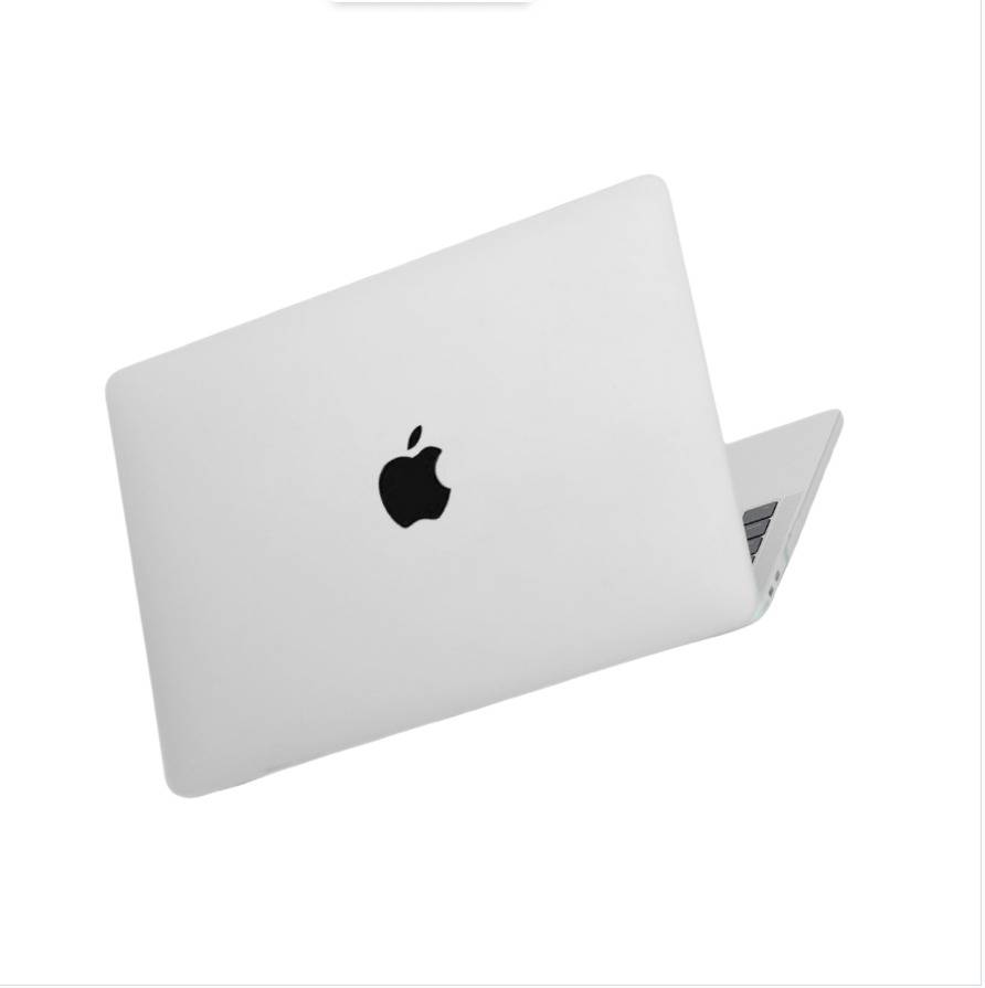 Geschlossener silberner Apple MacBook Laptop in Schrägansicht auf weißem Hintergrund, mit dem Apple-Logo zentriert auf dem Deckel.