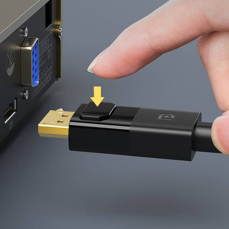Fingerdruck gibt die Freigabetaste eines DisplayPort-Kabelsteckers frei, der aus einem Gerät herausgezogen wird, mit einem Pfeil, der die Verriegelung anzeigt.