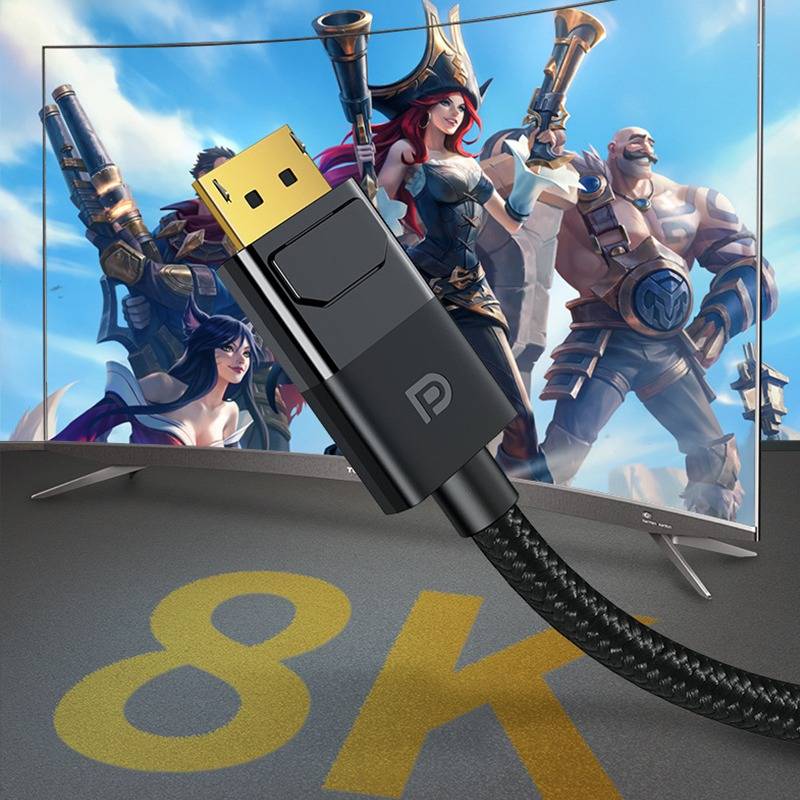 Nahaufnahme eines DisplayPort-Kabels und Steckers vor einem 8K-Monitor, der eine Fantasy-Spielszene zeigt.