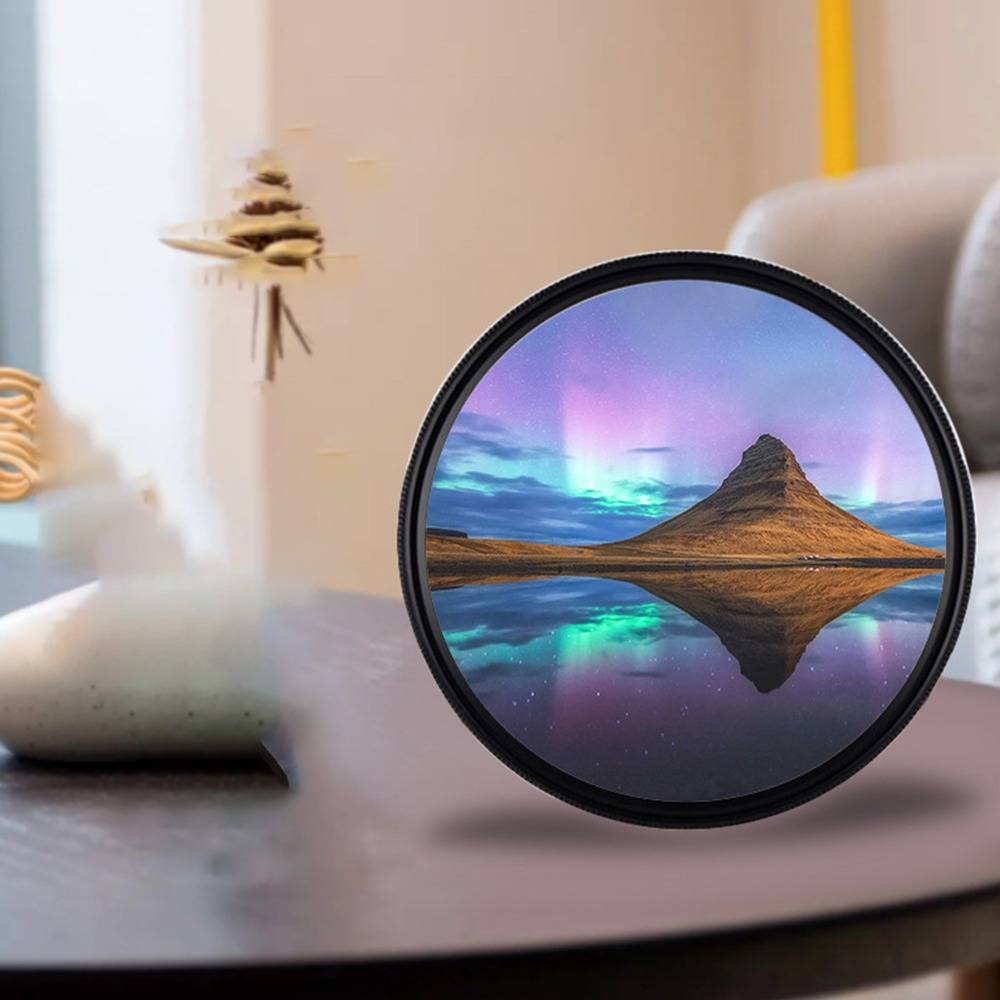 Digitale Runduhr zeigt ein Berg, der sich im Wasser spiegelt, unter farbenfrohen Polarlichtern, auf einem Tisch in einem Wohnungsinterieur platziert.