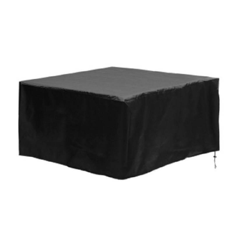 Schwarze quadratische Schutzabdeckung, die über einem kastenförmigen Objekt auf weißem Hintergrund drapiert ist, mit einer baumelnden Krawatte in der unteren rechten Ecke.