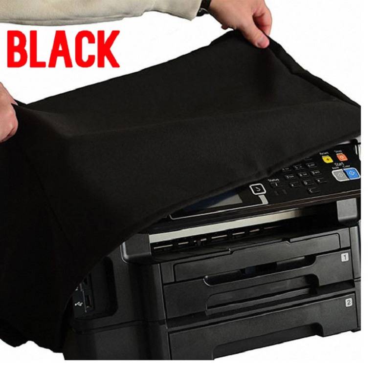 Schwarze Schutzabdeckung wird über einen Multifunktionsdrucker gezogen, mit dem Wort 