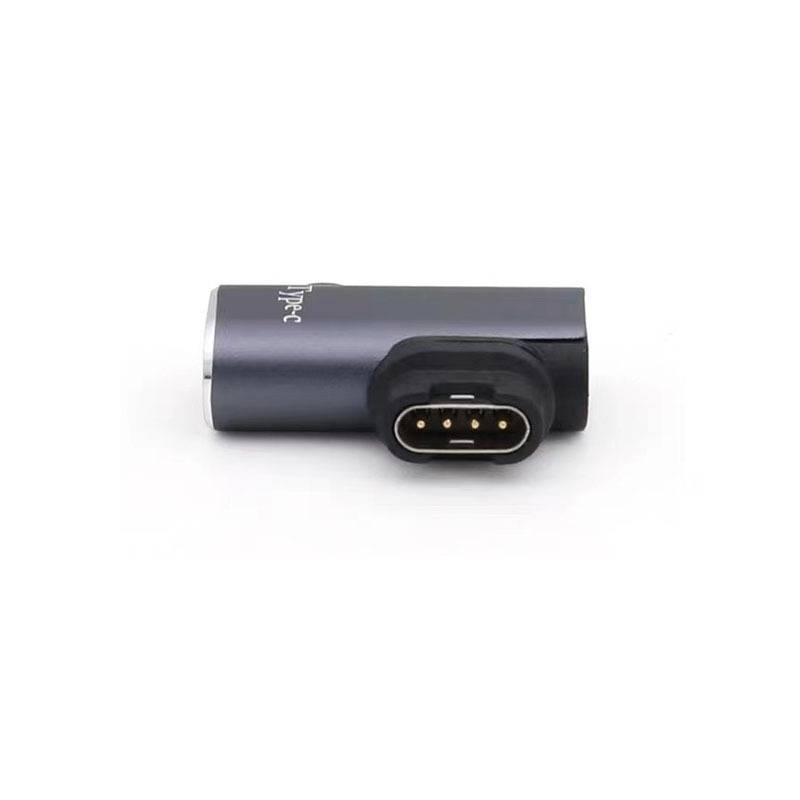 Schwarzer USB-C-zu-4-Pin-Stecker-Adapter auf weißem Hintergrund, mit kompaktem zylindrischem Gehäuse und abgewinkeltem Steckerende.
