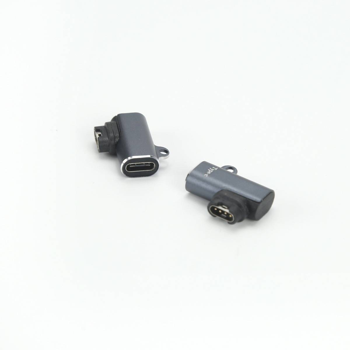 Zwei Winkelbuchsen-USB-C-Adapterstecker auf weißem Hintergrund, nebeneinander angeordnet dargestellt.