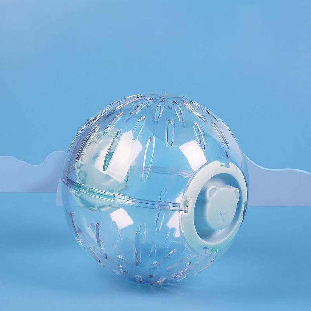 Transparenter Kunststoff-Hamsterlaufball auf blauem Hintergrund