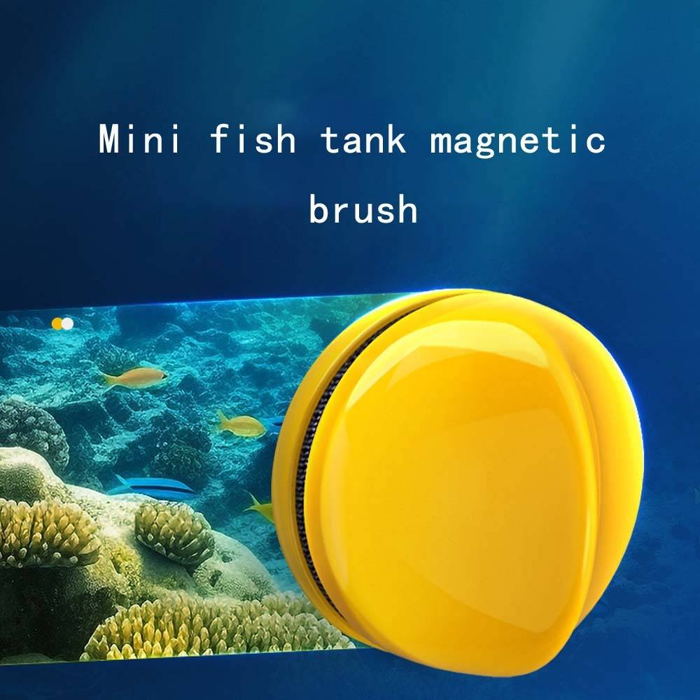 Gelber Magnetbürste zum Reinigen eines Mini-Aquariums, dargestellt neben einer Aquariumszene mit Korallen und Fischen; der Text liest sich 
