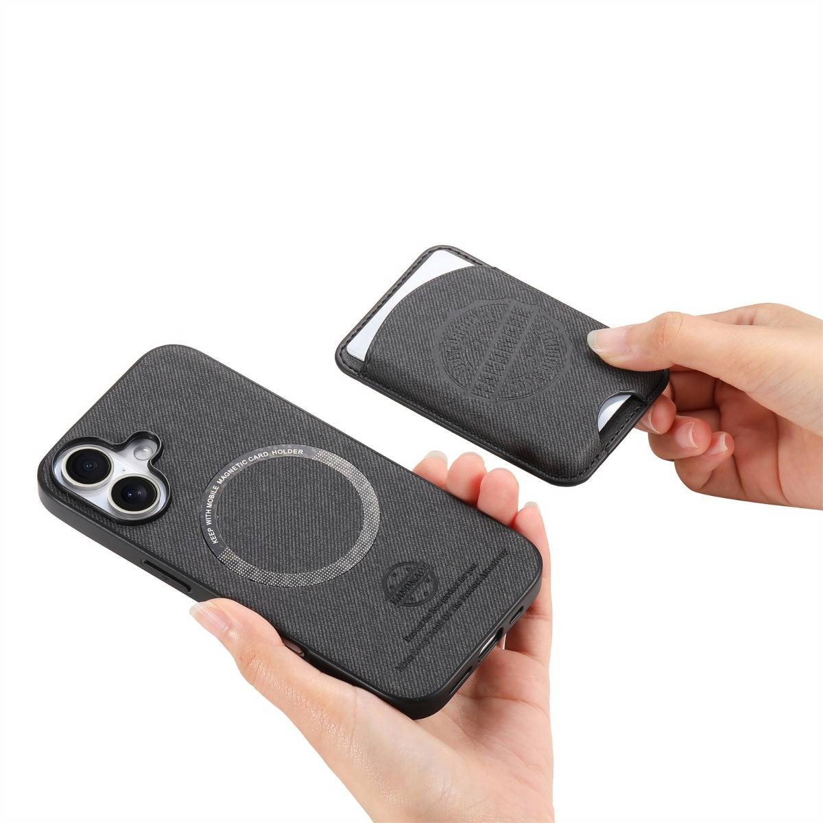 Hände halten eine schwarze strukturierte iPhone-Hülle und ein passendes schlankes Kartenhalter mit kreisförmigem MagSafe-ähnlichem Ringdesign.