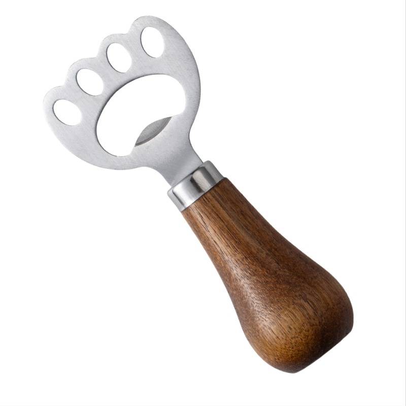 Metall- und Holzschuhlöffel mit handlichem Griff und einer pfotenfömig geformten Metallspitze auf weißem Hintergrund