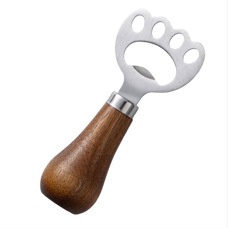 Metallflaschenöffner mit Holzgriff, in Form eines Pfotenpabdrucks, isoliert auf weißem Hintergrund.