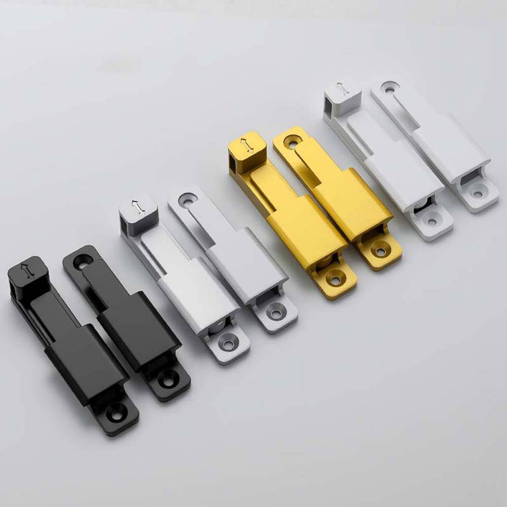 Fünf Paare Metallscharniere oder -verschlüsse in Schwarz, Silber, Gold und Weiß diagonal auf hellgrauem Hintergrund angeordnet.