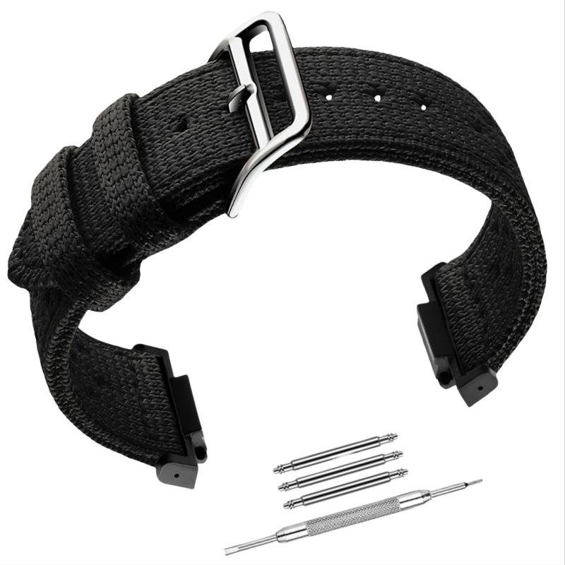 Schwarzes gewebtes Uhrenarmband mit silberner Schnalle und vier Federstegen auf weißem Hintergrund.