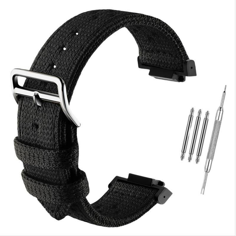 Schwarzes gewebtes Uhrenarmband mit silberner Schnalle, gezeigt mit drei Ersatz-Federstegen und einem Federsteg-Werkzeug auf weißem Hintergrund.