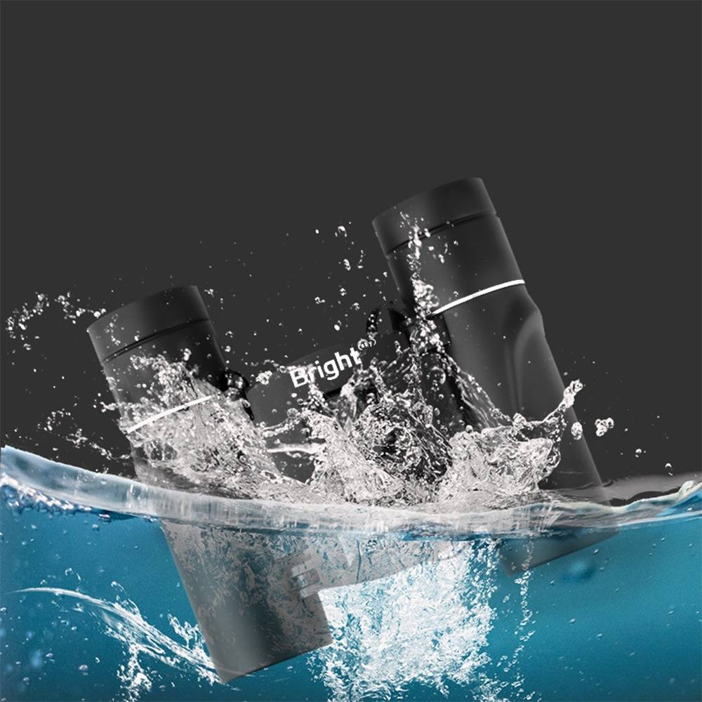 Zwei schwarze Ferngläser, die ins Wasser platschen, wobei das Wort „Bright