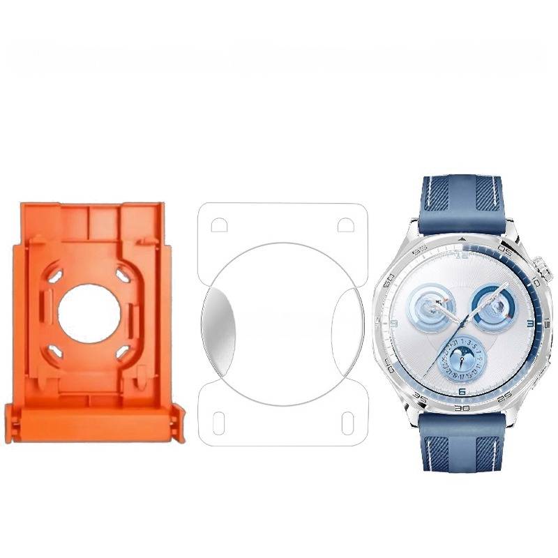 Produktbild, das auf der linken Seite einen orangefarbenen Uhrenständer, in der Mitte ein transparentes Schutzgehäuse und auf der rechten Seite eine blaue Armbanduhr zeigt.