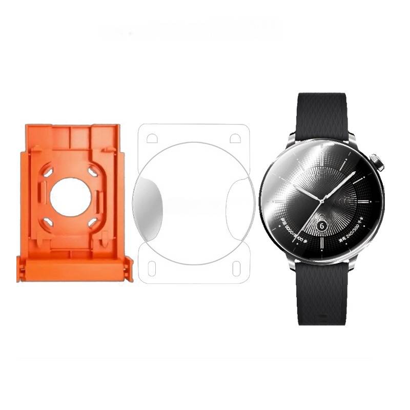 Drei uhrenbedingte Gegenstände auf weißem Hintergrund: eine orangefarbene Montageklammer, eine klare Schutzabdeckung und eine schwarze Armbanduhr mit rundem Zifferblatt.