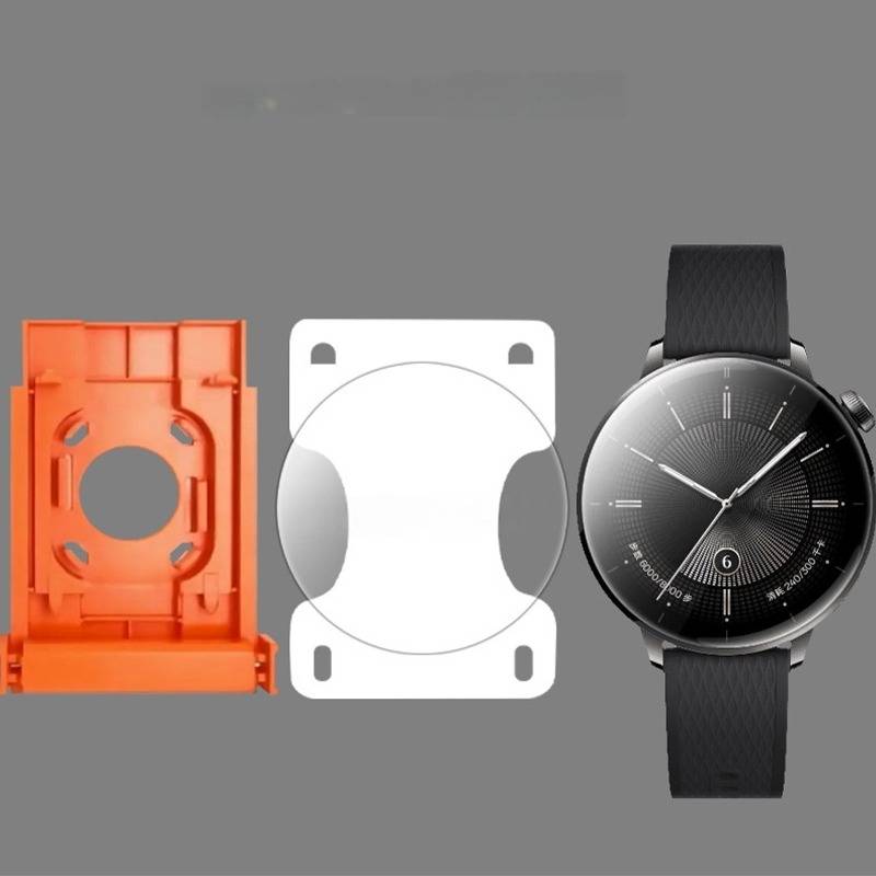 Eine Smartwatch, von vorne und von der Seite gezeigt, neben orangefarbenen und weißen Montage- oder Gehäusekomponenten auf grauem Hintergrund.