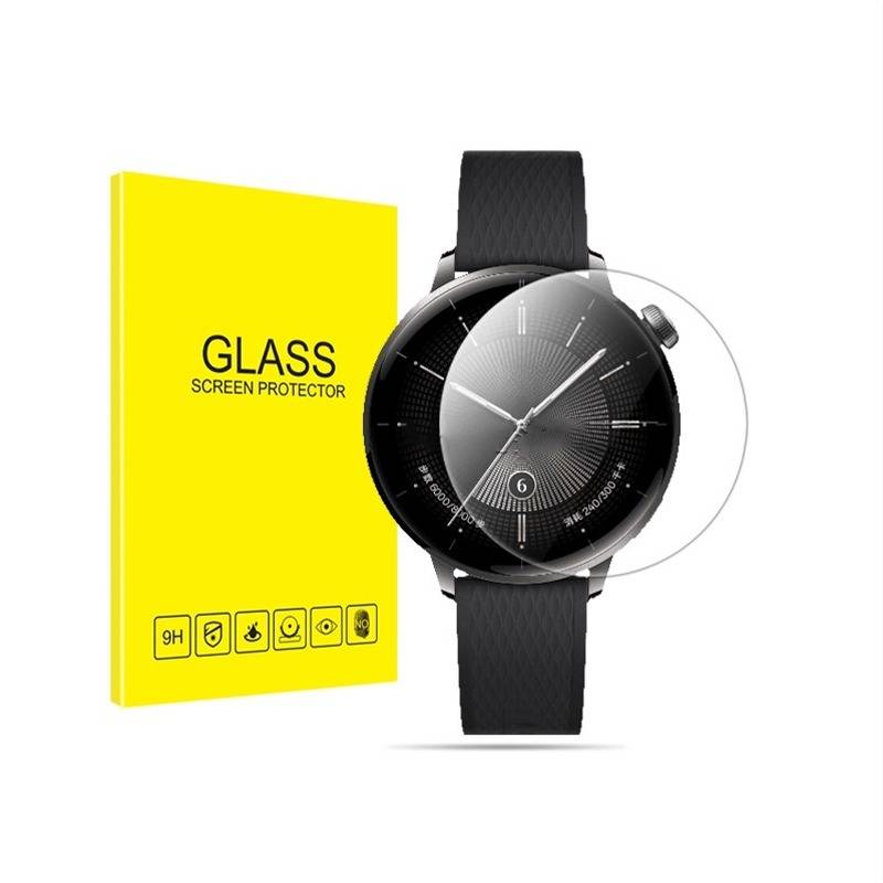 Schwarze Armbanduhr mit transparentem rundem Glascheibenschutz, der neben einer gelben Packung „GLASS SCREEN PROTECTOR" gezeigt wird.