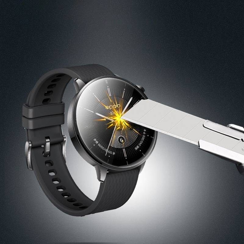 Eine Smartwatch mit einem gerissenen Display wird von einer Metallklinge getroffen und zeigt Schlagfestigkeit.