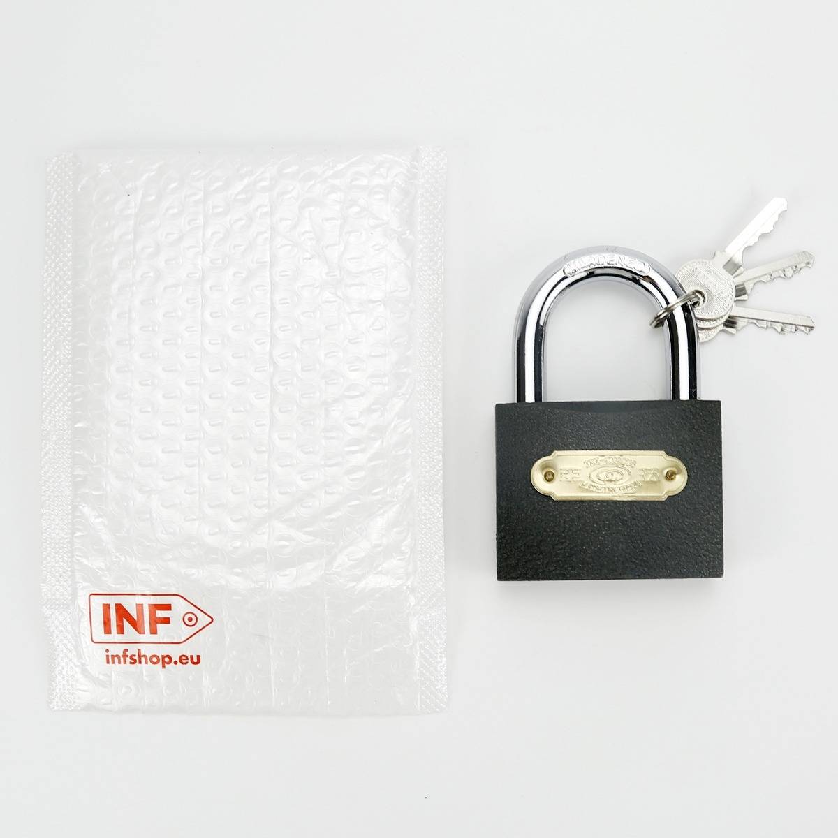 Schwarzes Vorhängeschloss mit drei Schlüsseln neben einem durchsichtigen Polsterversandtasche mit der Aufschrift „INF infshop.eu" auf weißem Hintergrund.