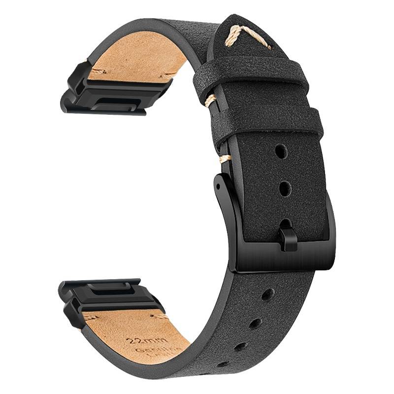 Schwarzes Lederarmband mit gesteppten Details und schwarzer Schließe, gezeigt in einer gekrümmten Produktansicht auf weißem Hintergrund.