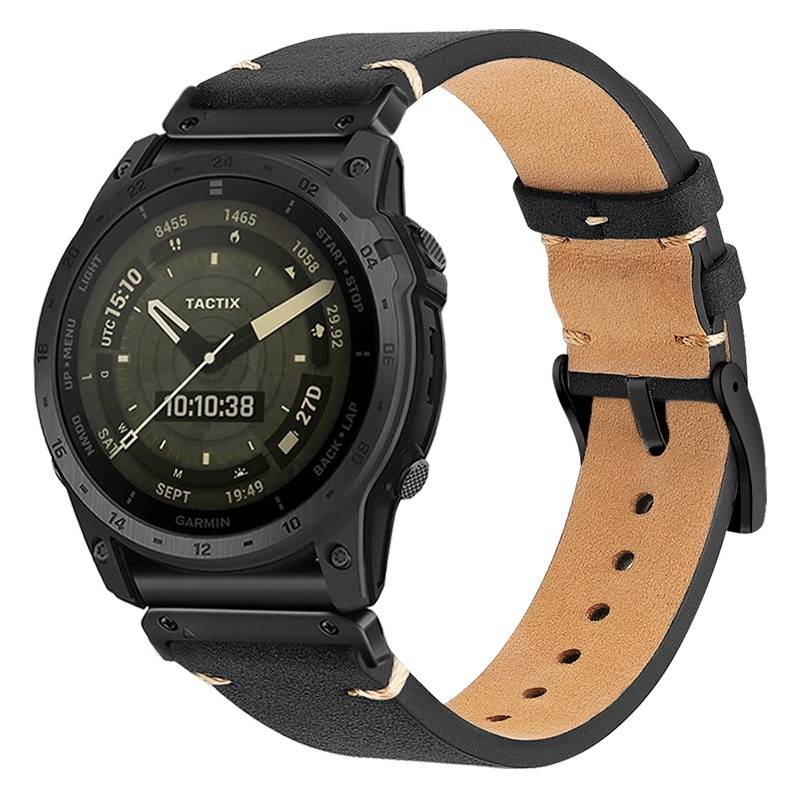 Schwarze Garmin Tactix Smartwatch mit rundem Digital-Analog-Display und schwarzem Lederarmband auf weißem Hintergrund dargestellt.