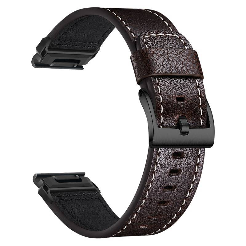 Braunes Lederarmband mit schwarzer Schnalle und gesteppten Details, isoliert auf weißem Hintergrund dargestellt.