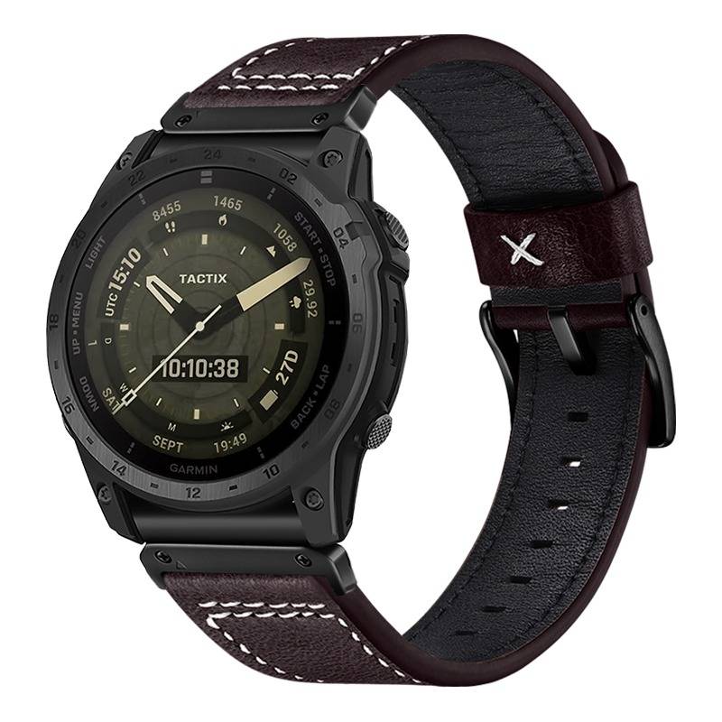 Schwarze Garmin Tactix Smartwatch mit analog-digitalem Zifferblatt und braunem Lederarmband, isoliert auf weißem Hintergrund dargestellt.