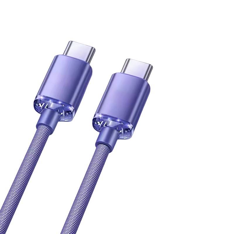 Zwei violette USB-C-Ladekabel mit geflochtenen Kabeln auf weißem Hintergrund.
