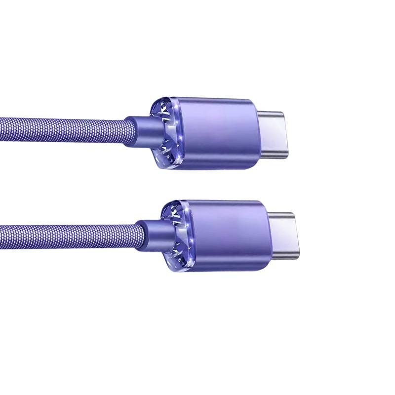 Zwei violette geflochtene USB-C-Kabel mit metallischen Steckern auf weißem Hintergrund.