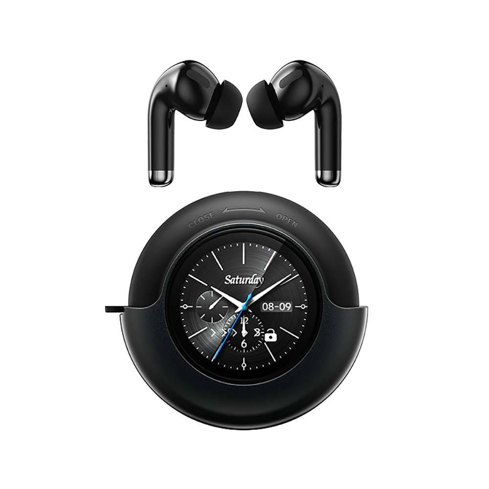Schwarze kabellose Ohrhörer über einer runden Ladehülle, die auch ein Smartwatch-ähnliches Display mit der Anzeige 