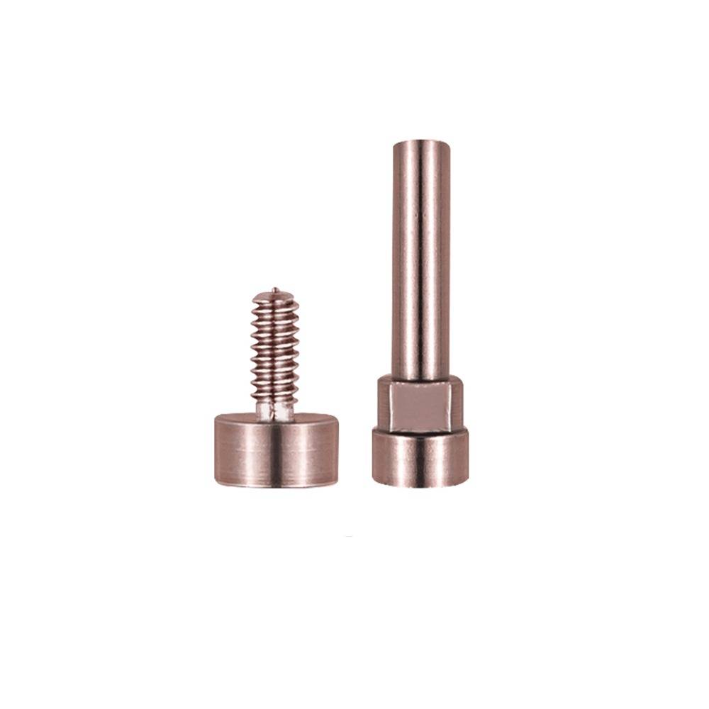 Zwei kupferfarbene Metallfastener nebeneinander gezeigt: eine Schraubkappe mit Gewinde und ein passendes zylindrisches Stift mit sechskantiger Basis.