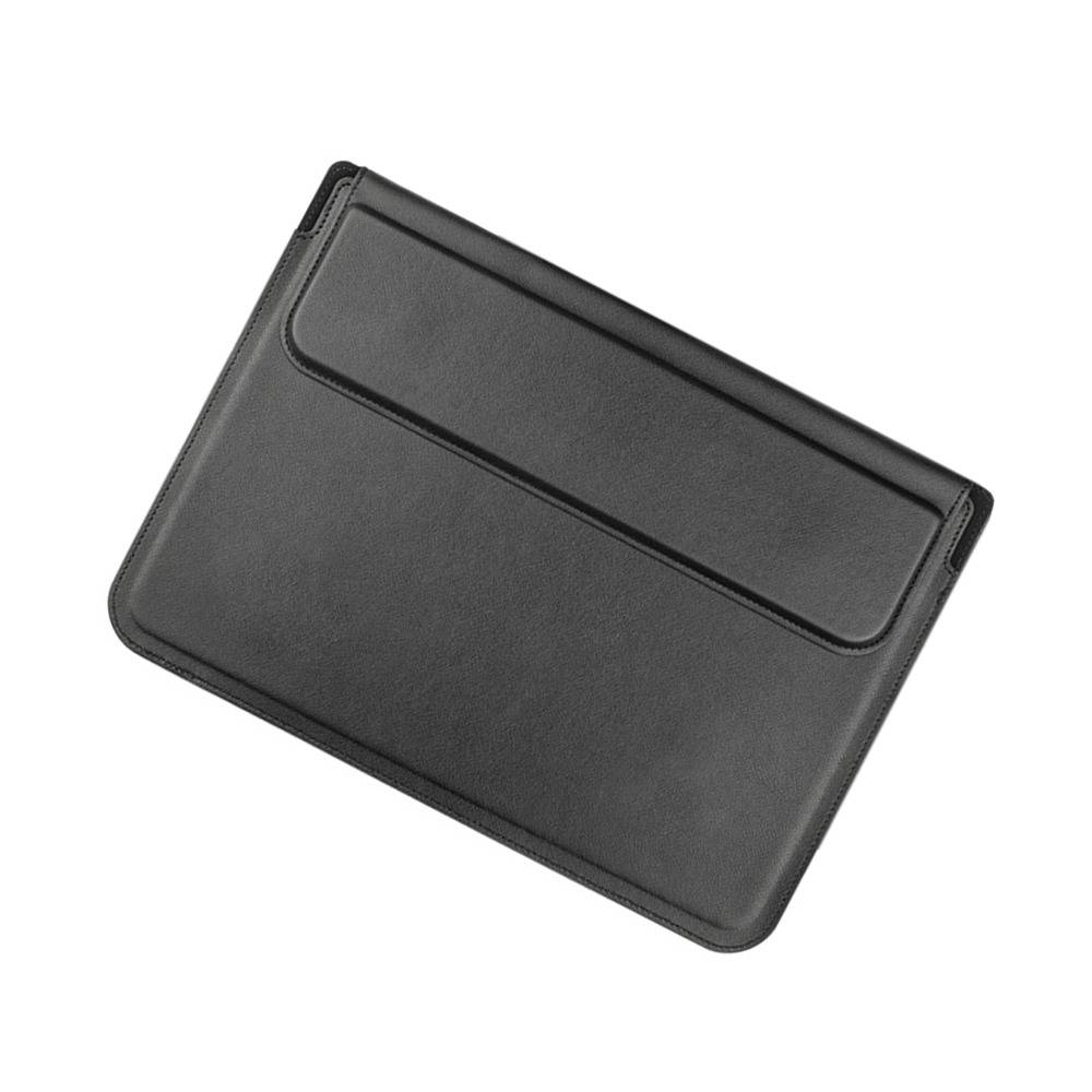 Schwarze Laptop-Schutzhülle oder Tablet-Tasche im Lederstil mit einer vorderen Tasche, gezeigt auf weißem Hintergrund.