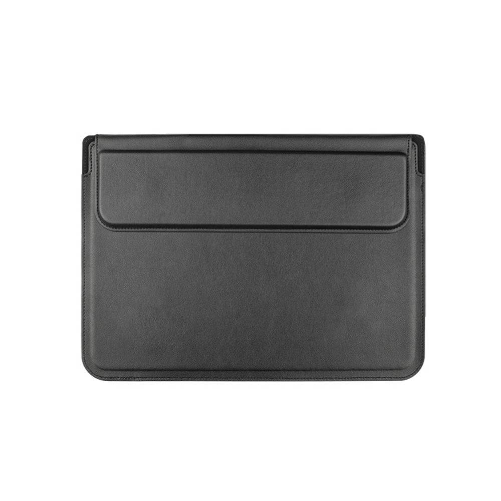Schwarze Laptophülle oder Portfoliotasche aus Leder mit vorderer Klappentasche auf weißem Hintergrund.