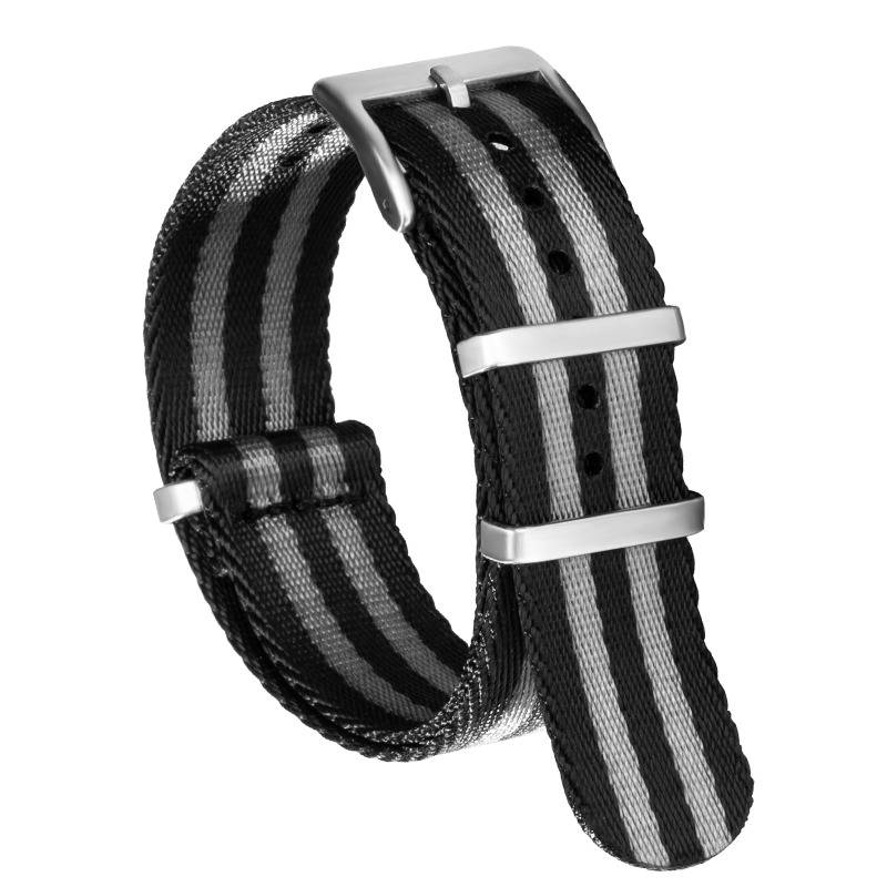 Schwarzes gestreiftes Nylon-Uhrenarmband mit silberner Schließe und Laschen auf weißem Hintergrund.