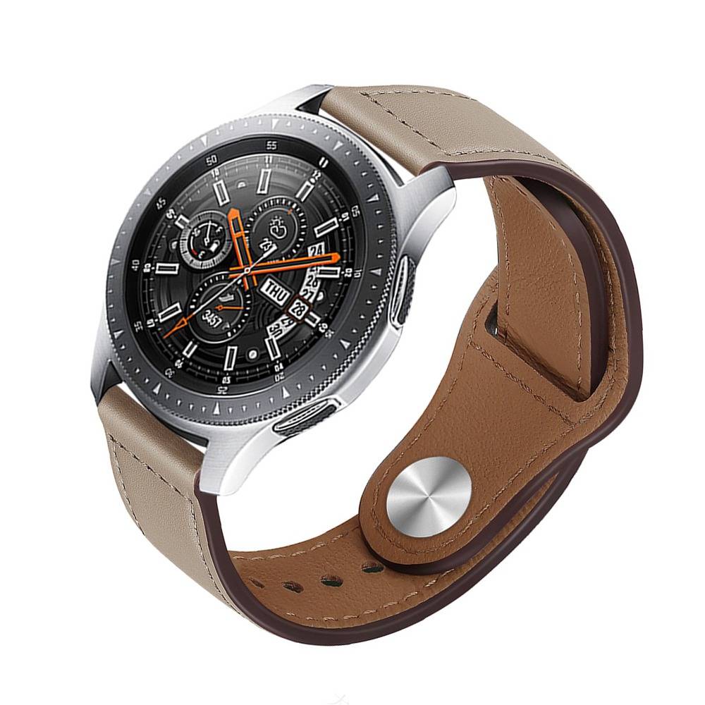 Silberne Smartwatch mit schwarzem Zifferblatt im Analogstil, orangefarbenen Zeigern und braunem Lederarmband auf weißem Hintergrund.
