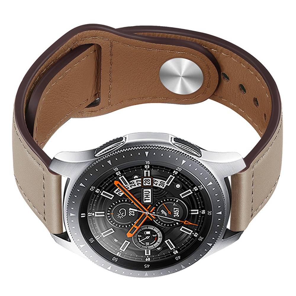 Analoge Armbanduhr mit schwarzem Zifferblatt und hellbraunem Lederarmband, gezeigt auf weißem Hintergrund.