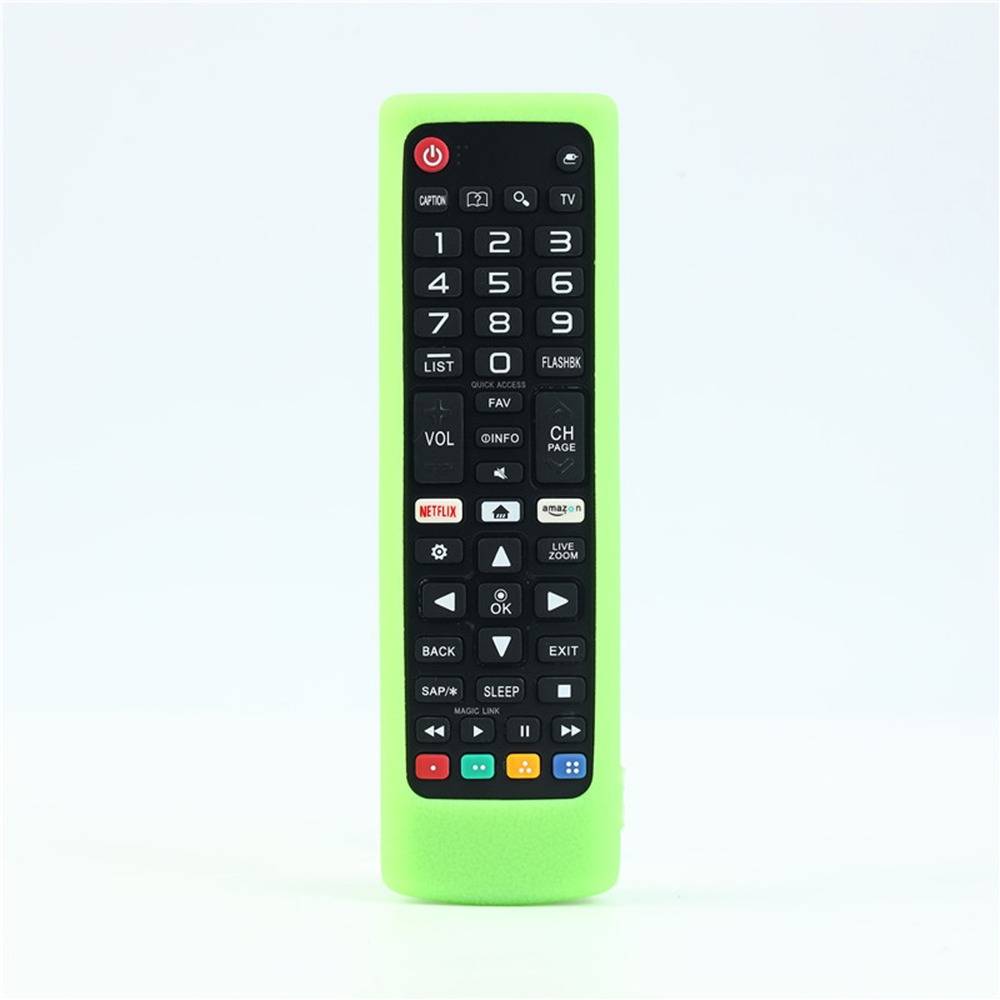 Eine schwarze Fernbedienung für den Fernseher mit vielen Tasten, einschließlich Netflix- und Zahlentasten, steht aufrecht in einer leuchtend grünen Silikonhülle auf weißem Hintergrund.