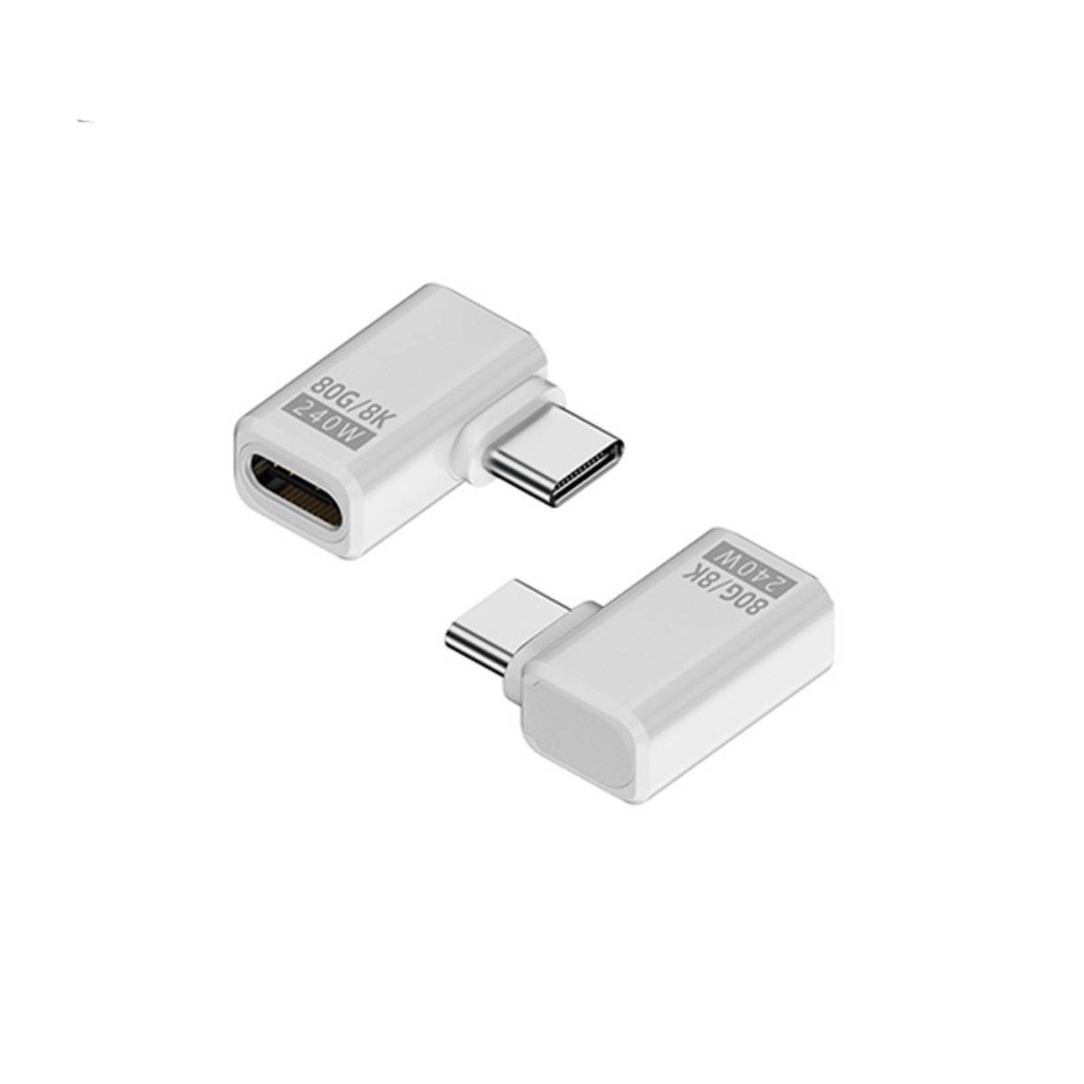 Zwei weiße USB-C-Adapterstecker auf einfachem weißem Hintergrund, einer im Winkel positioniert, um den USB-C-Anschluss zu zeigen, und der andere das Steckerende.