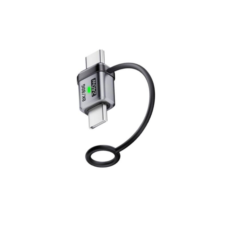 Schwarzes USB-C-Ladekabel mit flexibler Spiralschleife und Doppelsteckern, dargestellt auf weißem Hintergrund.
