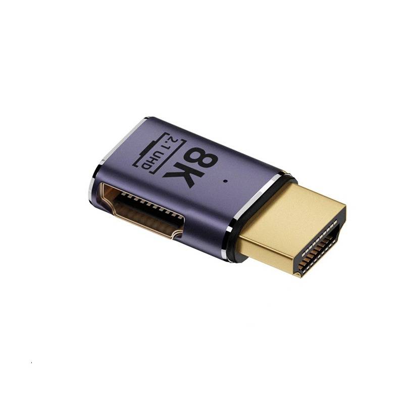 Nahaufnahme eines gold-violetten HDMI-Adapters mit der Bezeichnung „8K