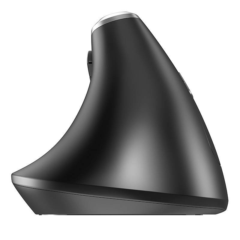 Schwarze ergonomische Computermaus in Seitenansicht auf weißem Hintergrund.