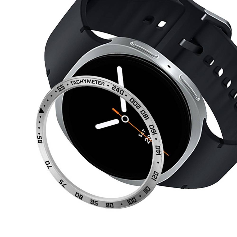 Schwarze Smartwatch mit rundem Zifferblatt und silbernem Tachymeter-Lünette, gezeigt auf einem schwarzen Armband vor weißem Hintergrund.